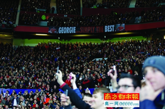  马赛球迷横幅抗议俱乐部管理层  